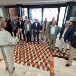 Carmen-Martinez-explica-el-vestibulo-de-la-Asamblea-Regional-de-Murcia