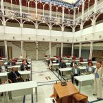 Carmen-Martinez-explica-la-decoracion-del-patio-de-los-ayuntamientos
