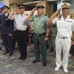 Militares-firmes-ante-el-Himno-Nacional-en-la-recogida-de-la-procesion