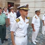 Militares-firmes-ante-el-arriado-de-bandera
