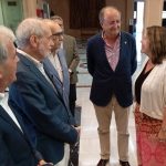 Visitacion-Martinez-departe-con-miembro-de-la-Hermandad-de-Caballeros-de-Lepanto