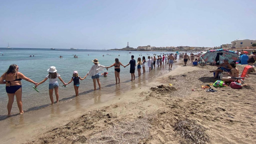 Más de un millar de personas participan en una cadena humana en las playas contra la Ley de Costas
