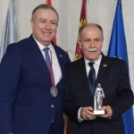 Carlos Bernabé junto a Juan Antonio Campillo con el galardón