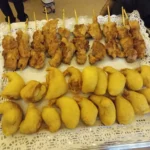 Colitas de gambas y brochetas de pollo con tariyaki