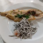 Dorada a la plancha con gulas y gambas
