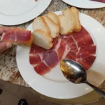 Jamón ibérico al corte con pan tostado y tomate
