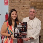 María García Gómez hace entrega de un fotomontaje a Nieto