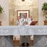 Padre Lázaro Gomariz López en el altar