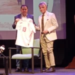 20241020Ortega Cano recoge la camiseta con una dedicatoria del Jimbee Cartagena
