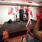 20241025Patricia Donn saluda al público que le aplaude