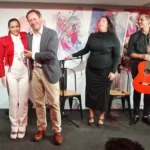 20241025Yiyo Solana le da su reconocimiento a Patricia Donn