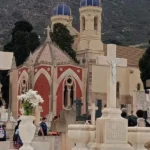 20241027Alumnos caminan por las calles del cementerio