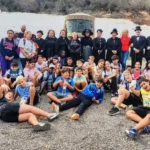 20241027La Asociación Carmesí y los alumnos del colegio de La Asomada en el mausoleo de Isaac Per