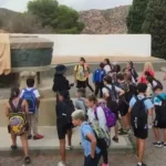 20241027Los alumnos del colegio de La Asomada escuchan las explicaciones en el mausoleo de Isaac