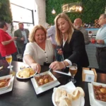 Ana Correa y Beatriz Sánchez del Álamo degustan michirones