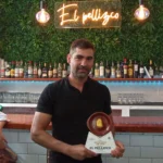 Raúl Sáez con el premio