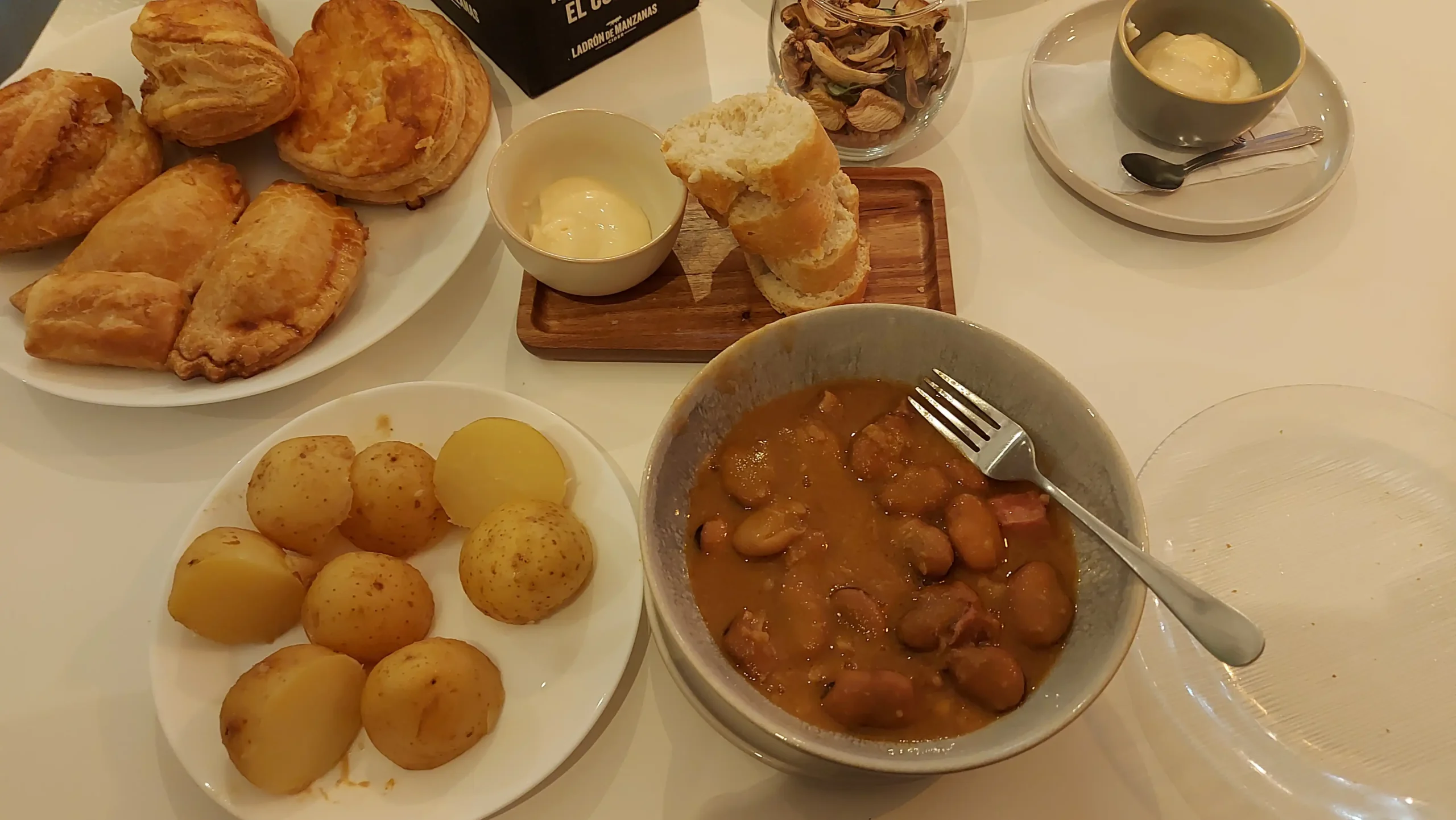 Tapa de michirones típicos del Campo de Cartagena junto a su patata cocida 