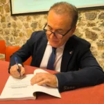 20241113Francisco Velanco firmando libros