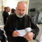 20241204Pedro Sabiote firmando sus caricaturas de Lucy