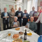 20241207Escritores y autoridades posan con el libro