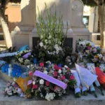 20241208Coronas de flores en la imagen de la Inmaculada Concepción de la plaza de Risu