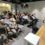 20241214Vicente Villar explicar su libro a los asistentes 2