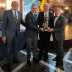 20241215Antonio Calderón recibiendo al escultura de ‘Bizarro 2024’