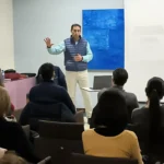 20241229Enrique Solano expone su conferencia al público