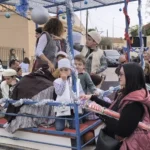 20250106Carroza de madres y niños vestidos de pastorcillos