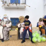 20250106Los Reyes Magos entregando regalos a los niños