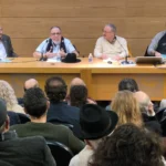 20250106Mesa con el autor y los contertulios 1