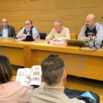 20250106Mesa con el autor y los contertulios 2