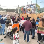 20250106Público recogiendo regalos de los Reyes Magos desde su carroza