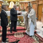20250110El Obispo de Cartagena entregando el Bastón de Mando al Hermano Mayor de la Virgen de la Caridad