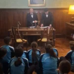 20250112Camilo Aquirre les explica a los escolares en su despacho