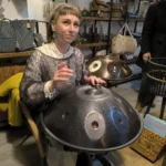 20250119Alexandra Mostinskaia tocando el instrumento suizo Handpan