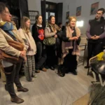 20250119Charlotte Seuntjens presentando la exposición