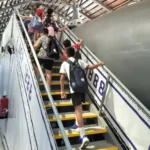 20250124Escolares subiendo por la escalera del submarino Peral