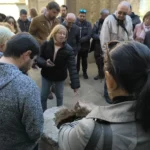 20250130Señalando el brocal del pozo de San Isidoro