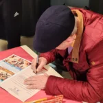 20250131Joaquín Alcaraz firmando cómics
