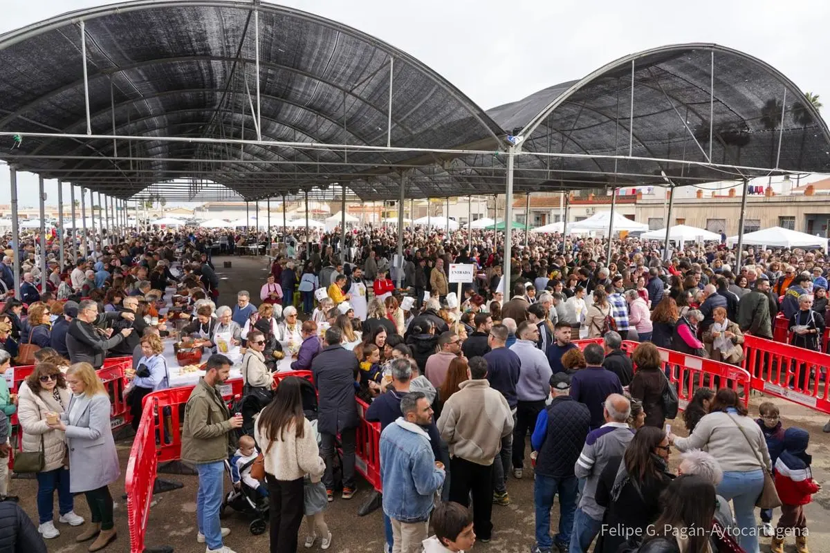 Gran multitud en un mercado al aire libre.