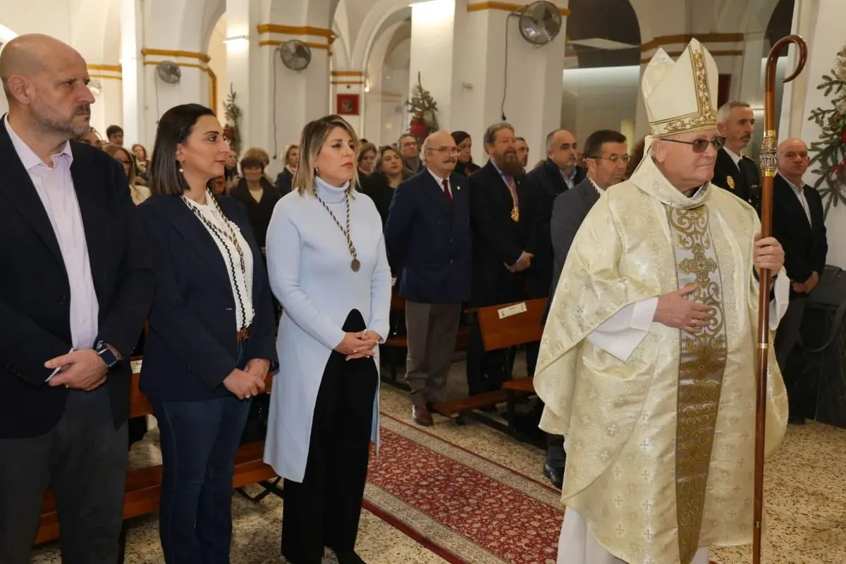 Ceremonia religiosa con un obispo