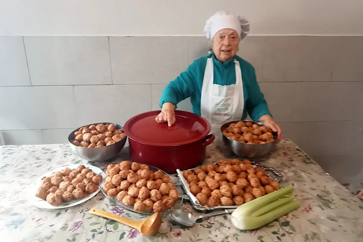 Persona cocinando albóndigas en mesa