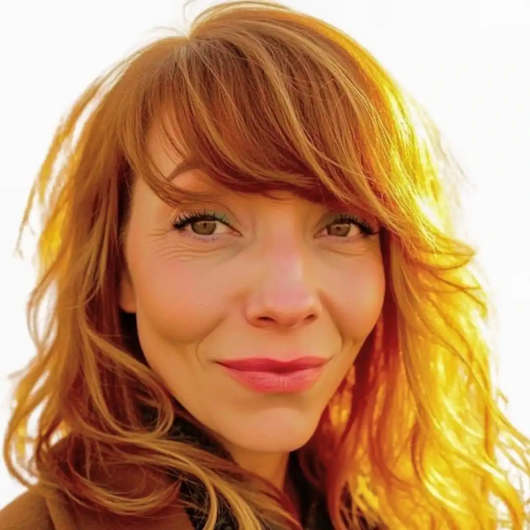 Mujer con cabello rizado y brillante.