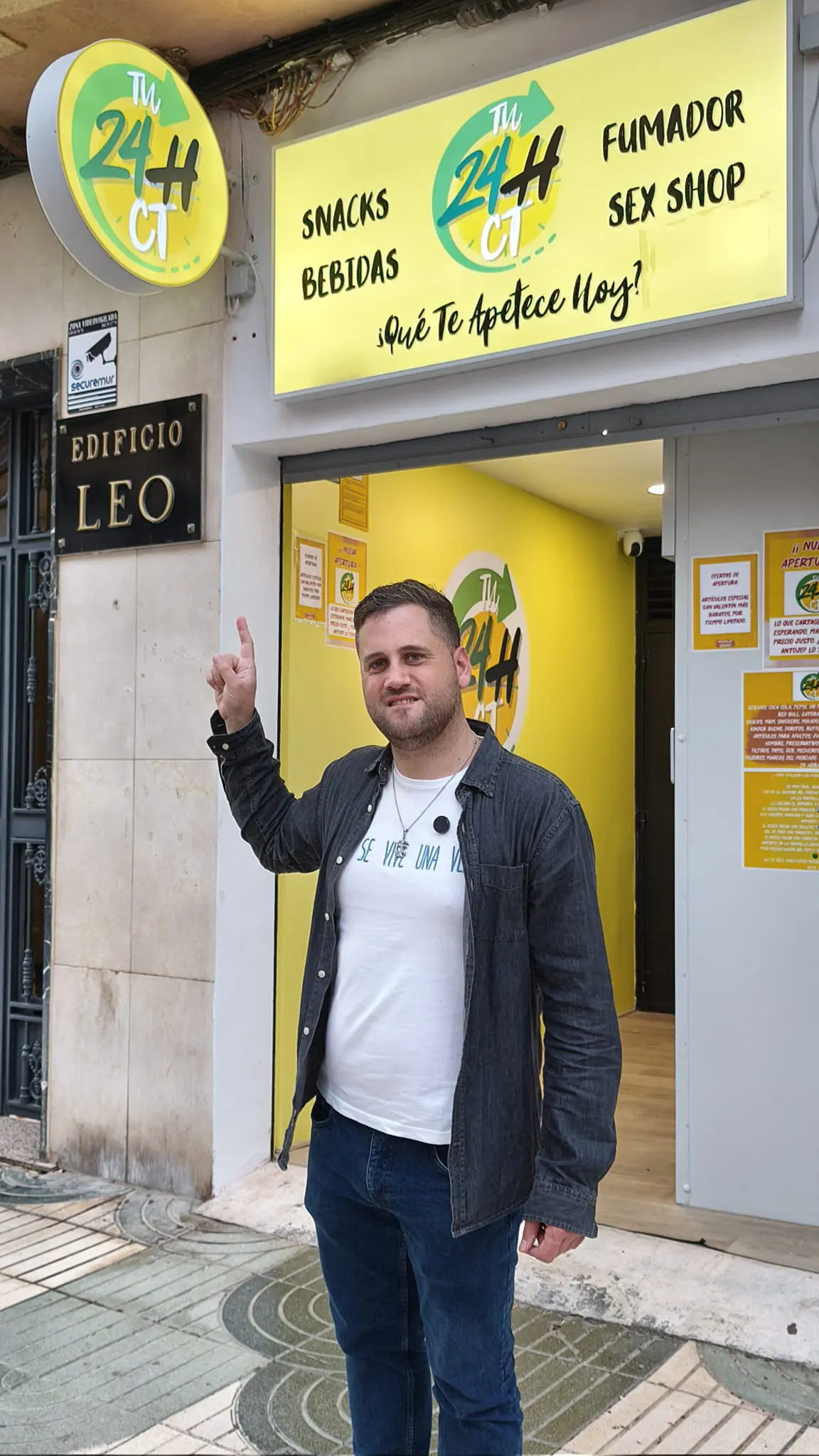Sergio de Novaocio señala el rótulo de TU 24H CT en la calle Pintor Balaca de Cartagena, frente al local de 24 horas.