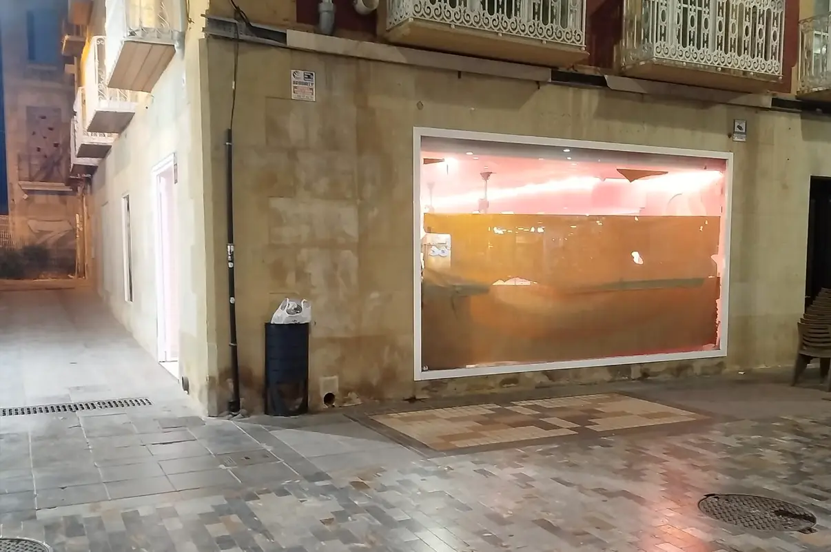 Local de Las Tartas de Julita en la calle Santa Florentina de Cartagena antes de su apertura, con gran escaparate iluminado en una esquina del centro histórico.