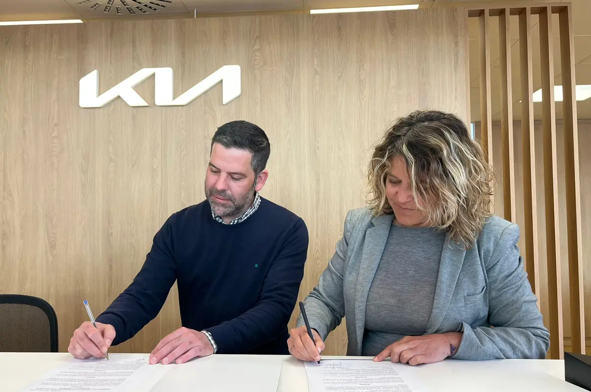 Firma de acuerdo entre Kia M. Gallego y HOSTECAR para impulsar la movilidad sostenible en Cartagena con el Kia Stonic 2026
