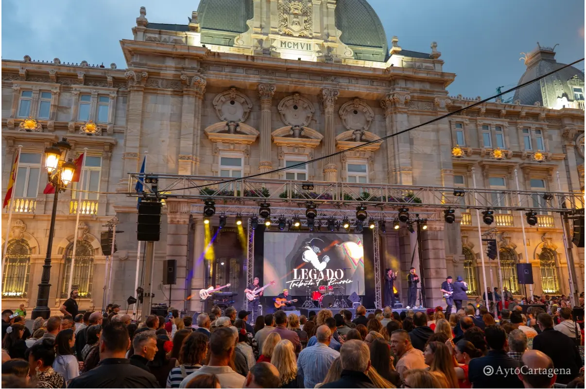 Concierto en directo frente al Palacio Consistorial de Cartagena durante las Cruces de Mayo con gran afluencia de público