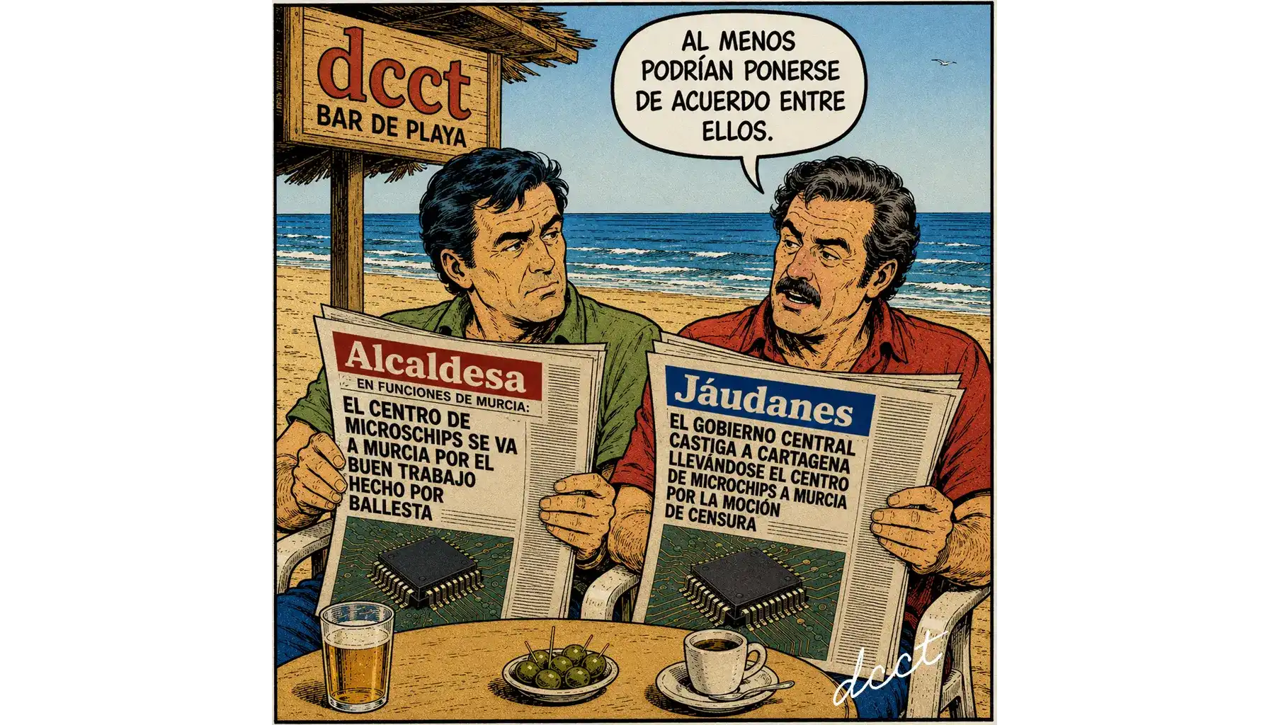 Viñeta humorística ambientada en una playa de Cartagena donde dos hombres leen periódicos con titulares contradictorios sobre el traslado del centro de microchips a Murcia. Sentados en la terraza del bar de playa DCCT, uno comenta: «Al menos podrían ponerse de acuerdo entre ellos». En las portadas aparecen referencias a la alcaldesa en funciones de Murcia y a Jáudenes, junto a imágenes de un microchip