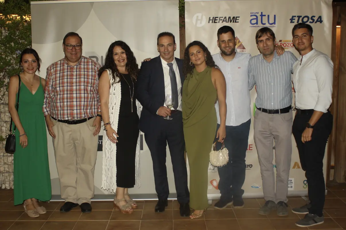 Representantes de Los Comercios de Noe, Diario Comarcal de Cartagena (DCCT), Grupo Nuevo Digital y Sergio de NovaOcio posan juntos durante la gala de presentación del Grupo Nuevo Digital celebrada en la finca El Jardín de El Albujón.